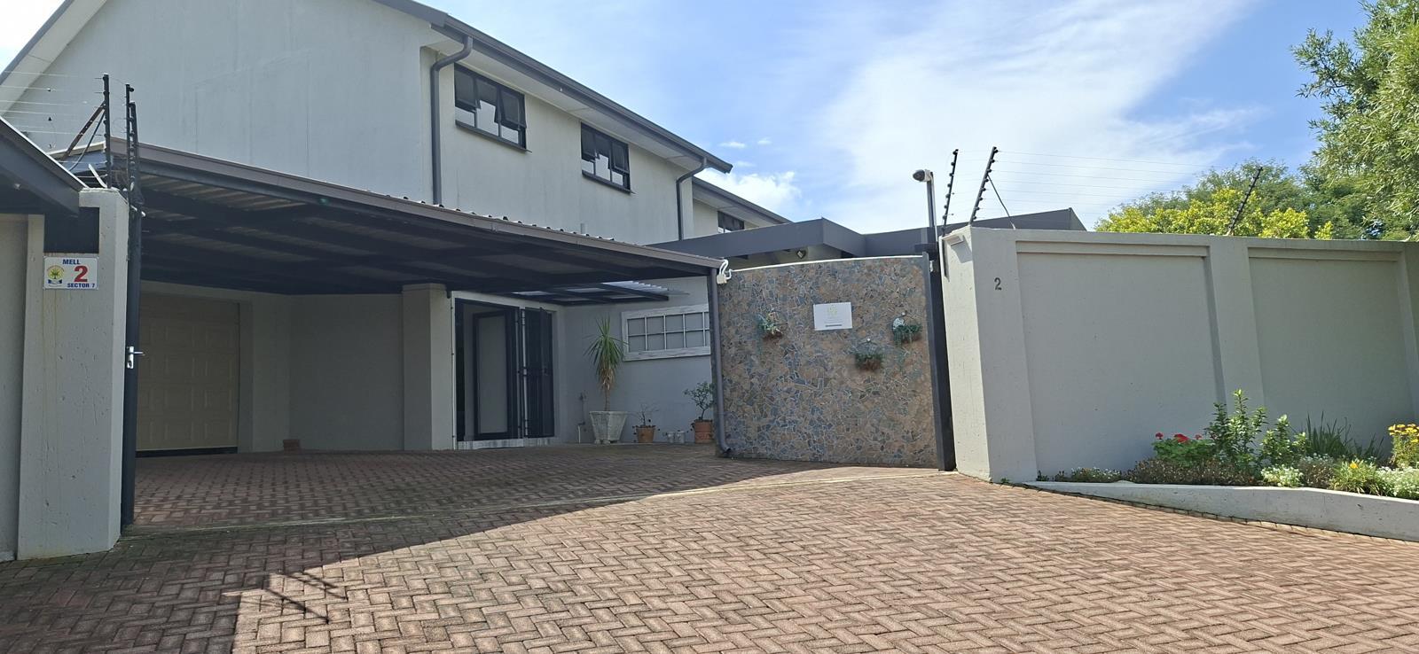 4 Bedroom House in Noordheuwel