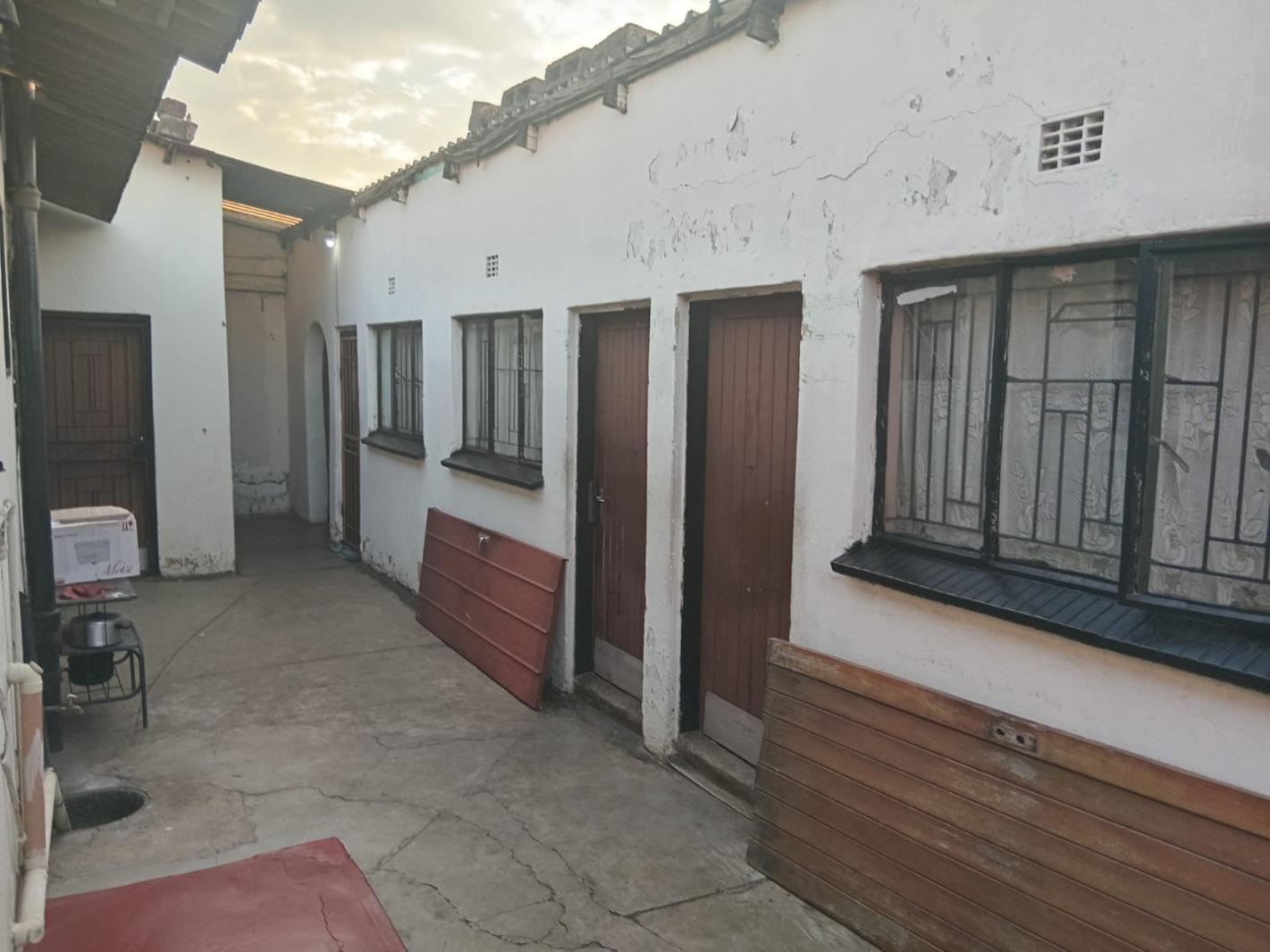 6 Bedroom House in Motsu