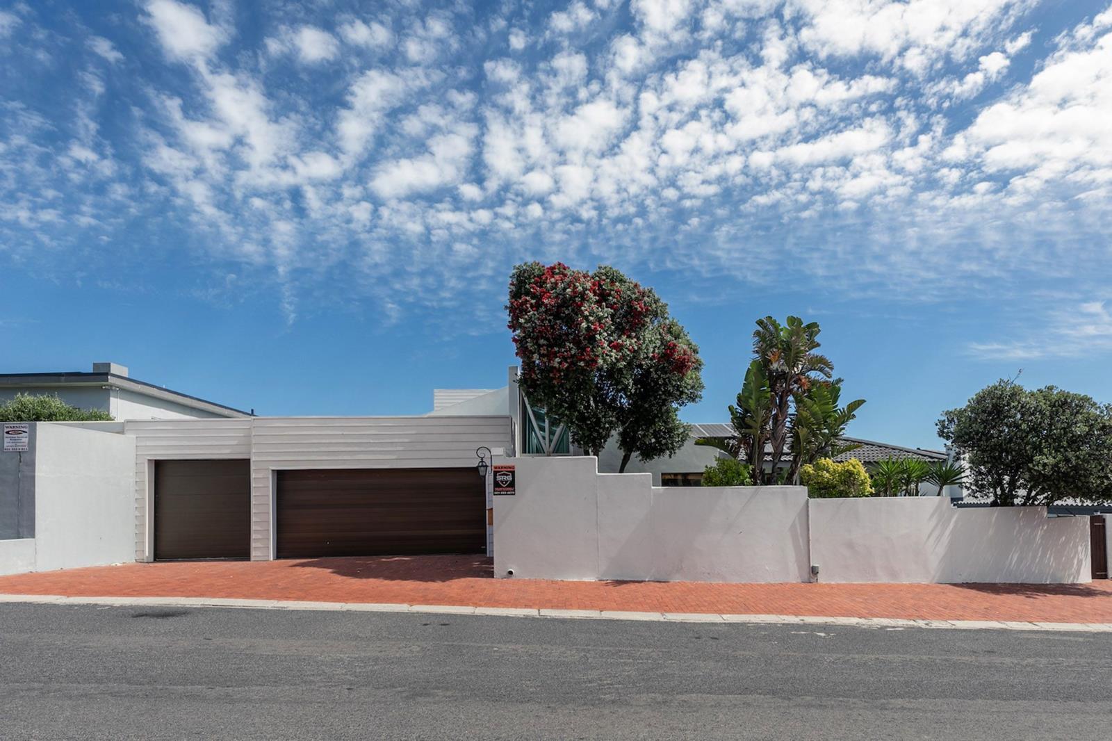 4 Bedroom House in Van Riebeeckstrand