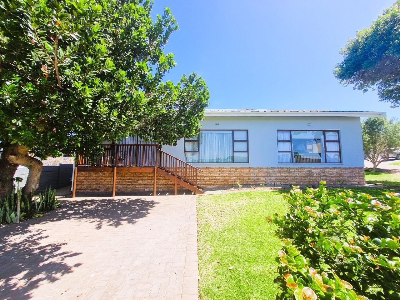 4 Bedroom House in Stilbaai Wes