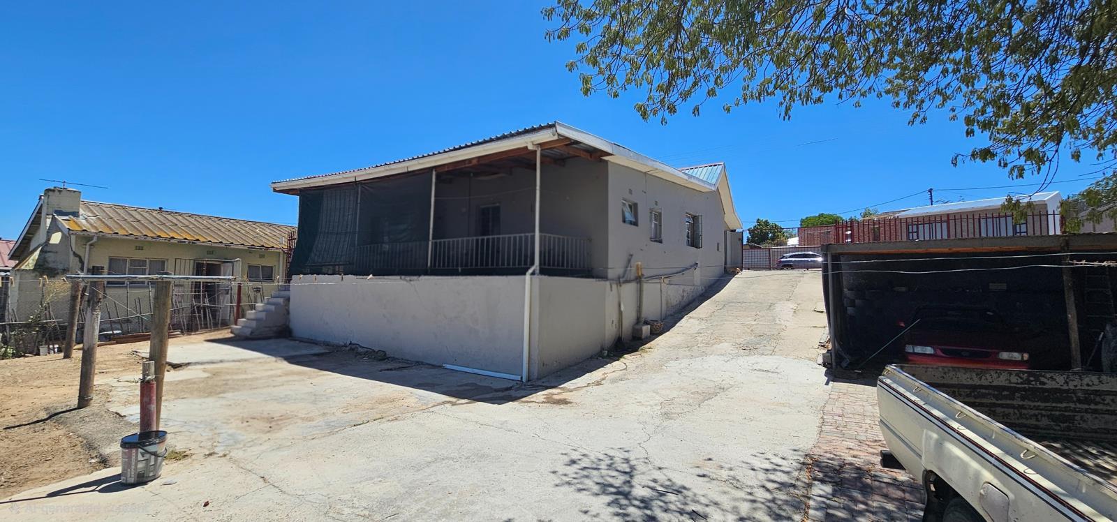 2 Bedroom House in Oudtshoorn Central