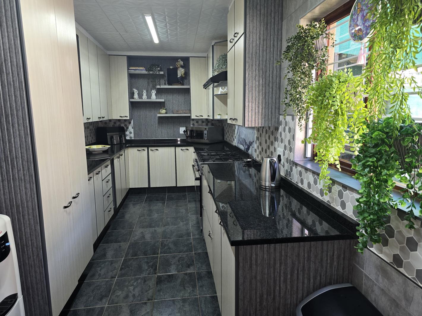2 Bedroom Townhouse in Noordheuwel