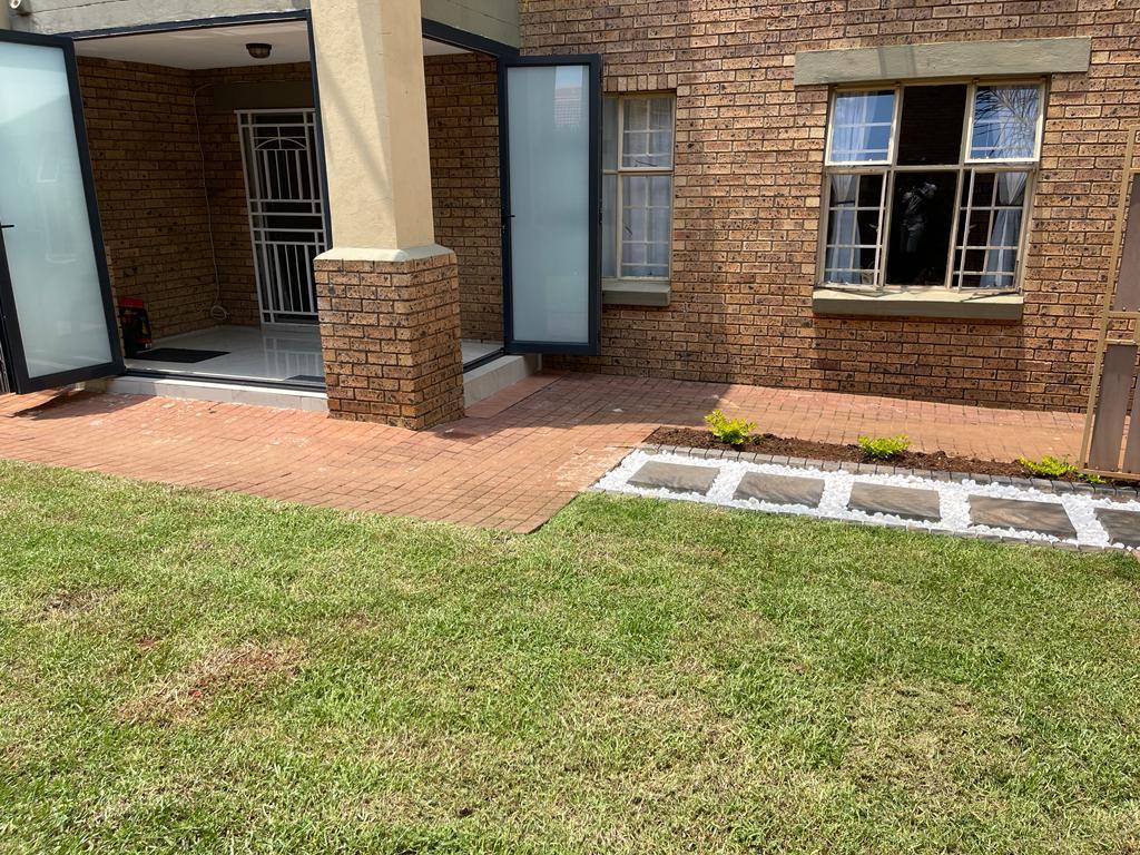 2 Bedroom Townhouse in Die Hoewes