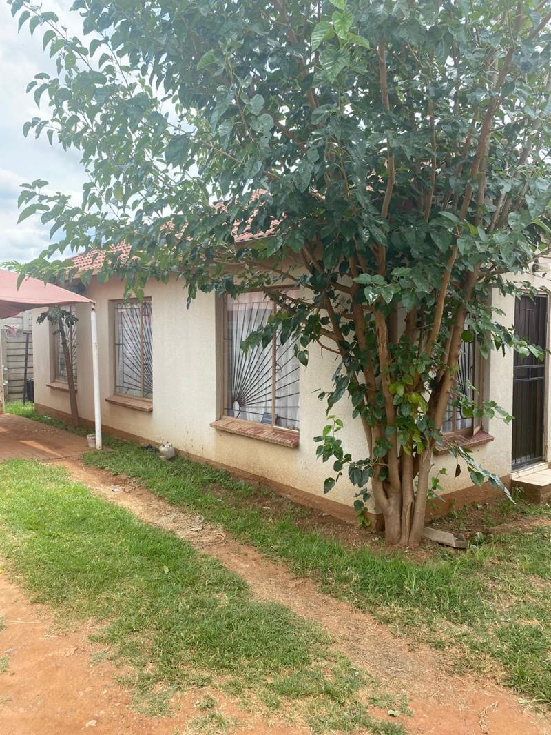1 Bedroom House in Clayville