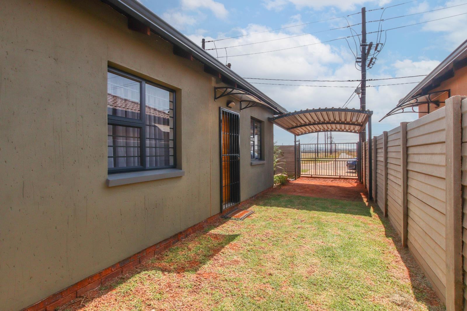 2 Bedroom House in Chiawelo
