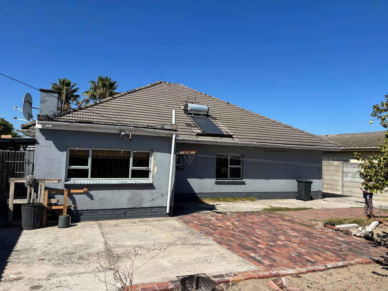 2 Bedroom House in Elsies River