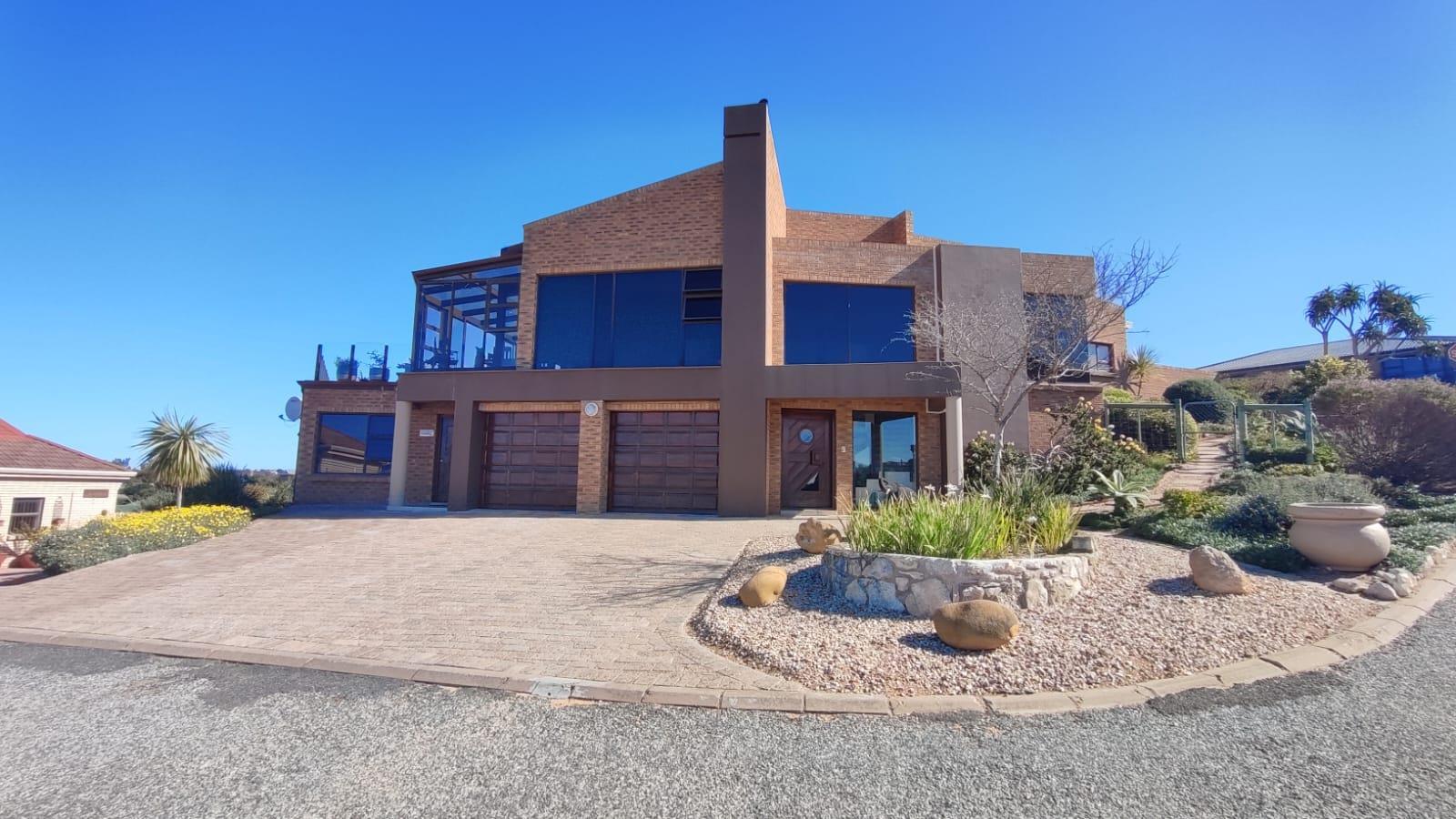 6 Bedroom House in Stilbaai Wes
