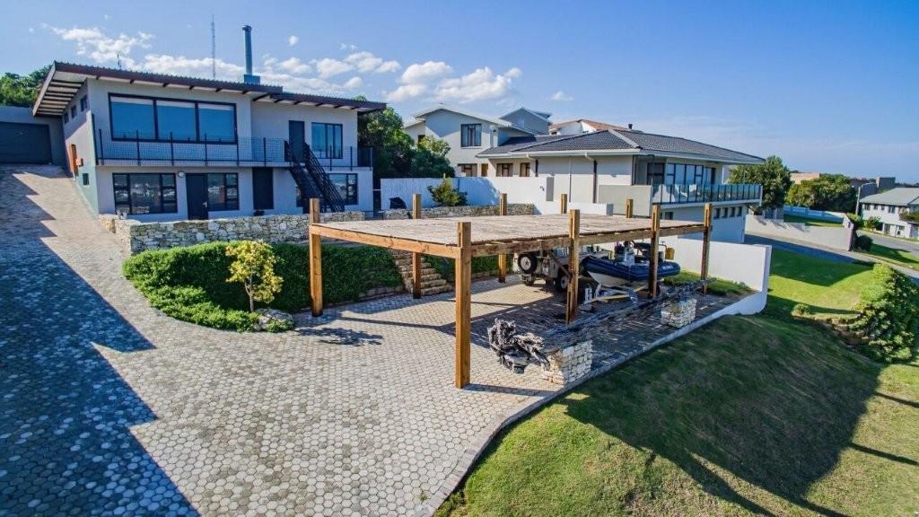4 Bedroom House in Stilbaai Oos