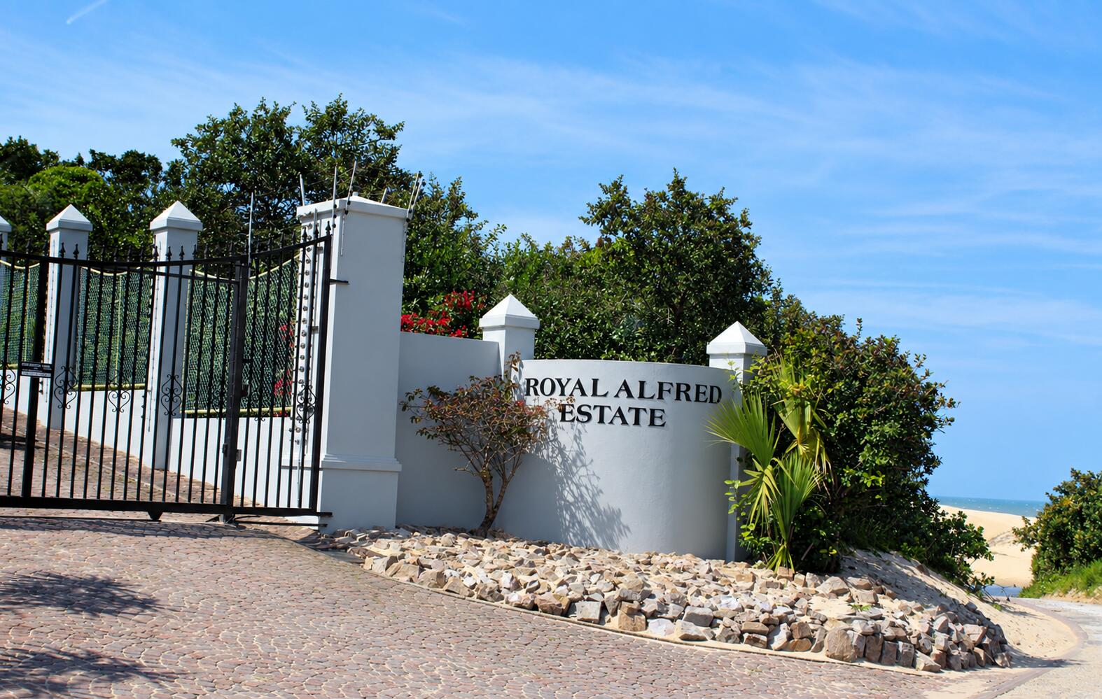 605 m² Land available in East Bank