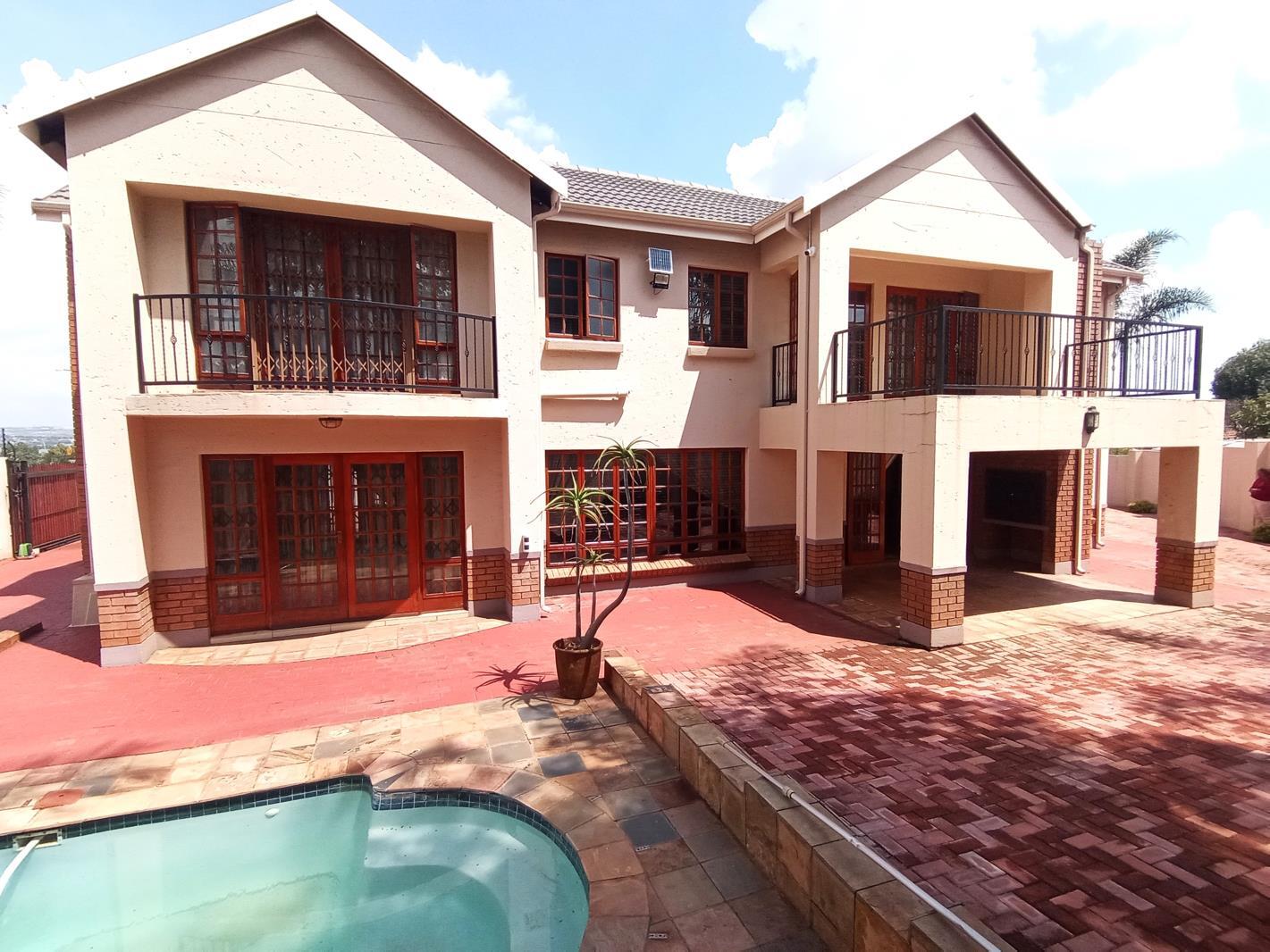 5 Bedroom House in Die Hoewes