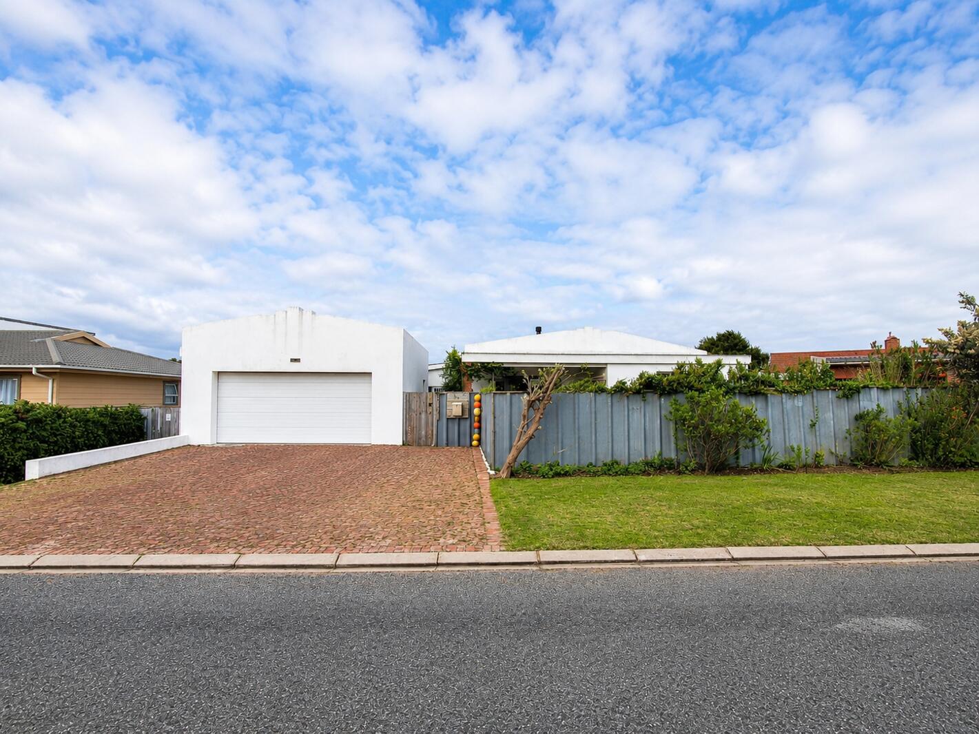 6 Bedroom House in Stilbaai Wes