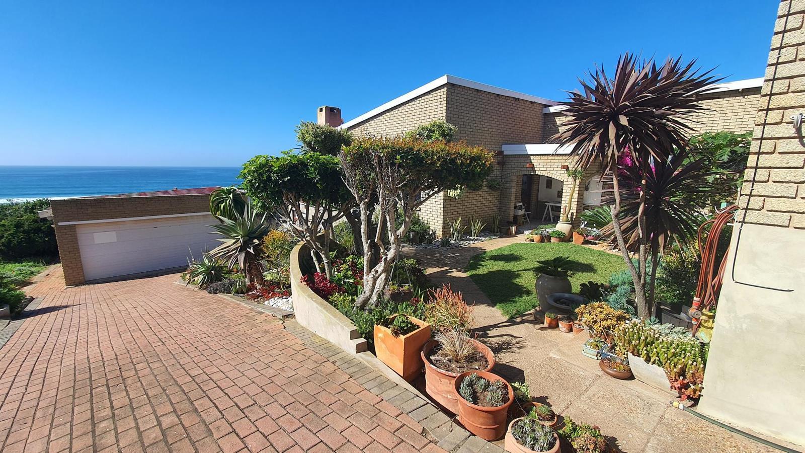 6 Bedroom House in Boggomsbaai