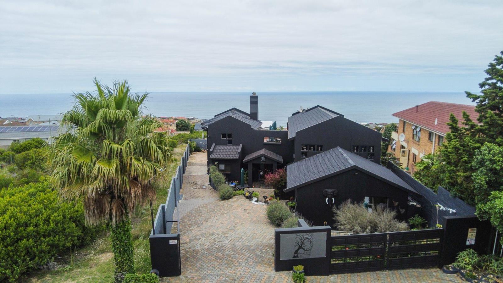 10 Bedroom House in Dana Bay