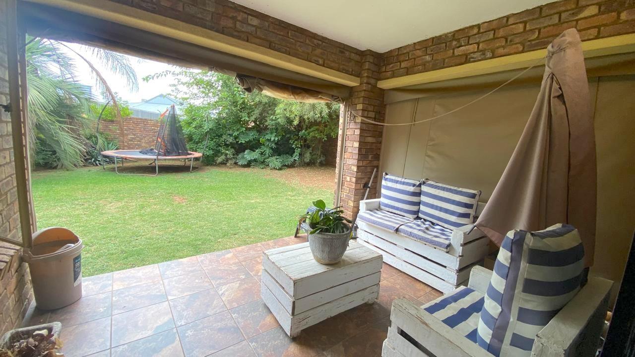 2 Bedroom Apartment in Die Hoewes