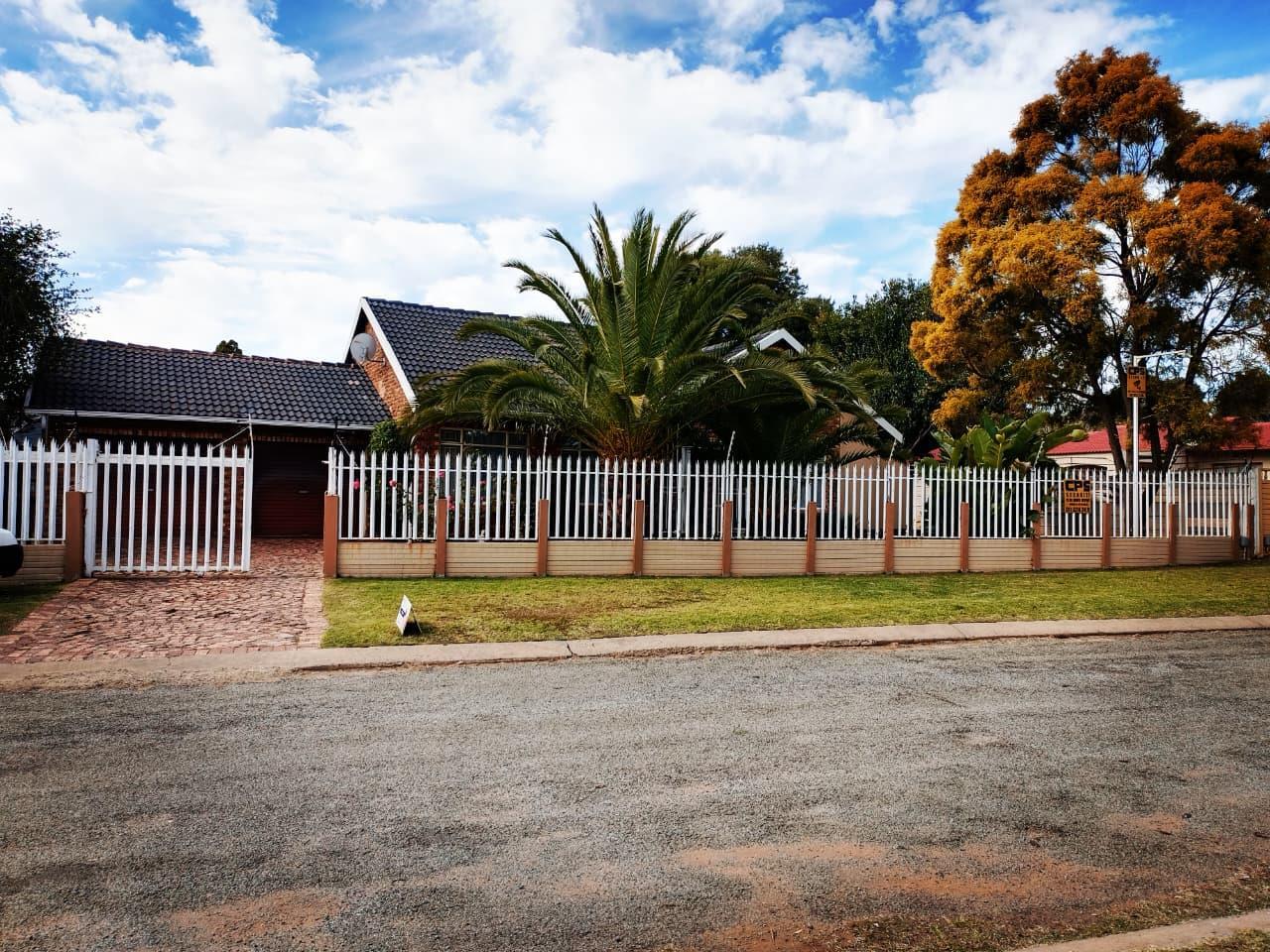 3 Bedroom House in Brackendowns