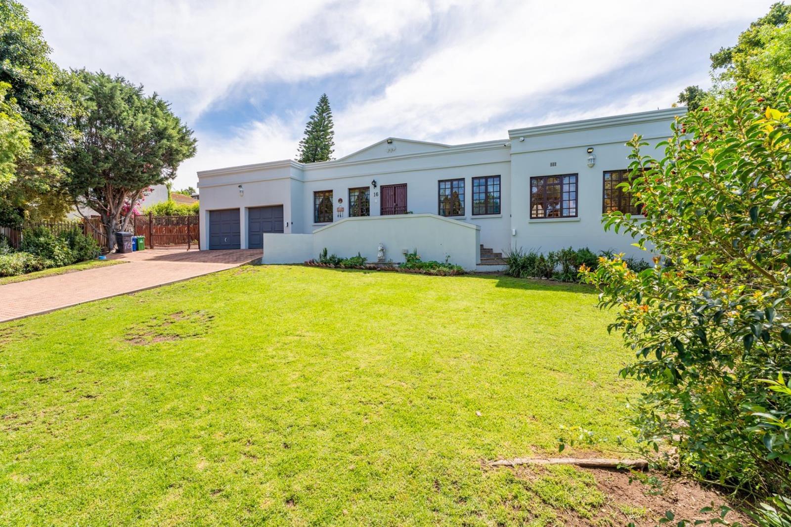 4 Bedroom House in Langerug