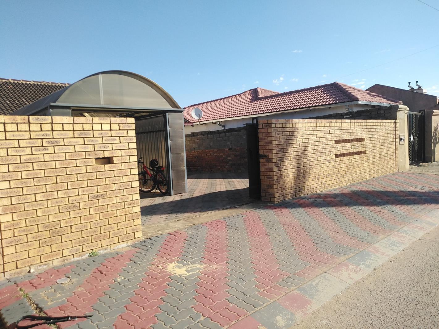 2 Bedroom House in Meadowlands