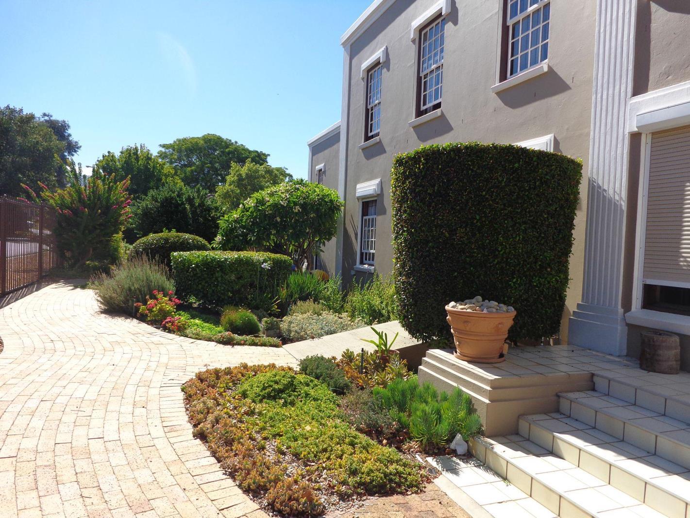 2 Bedroom Apartment in Somerset West Central