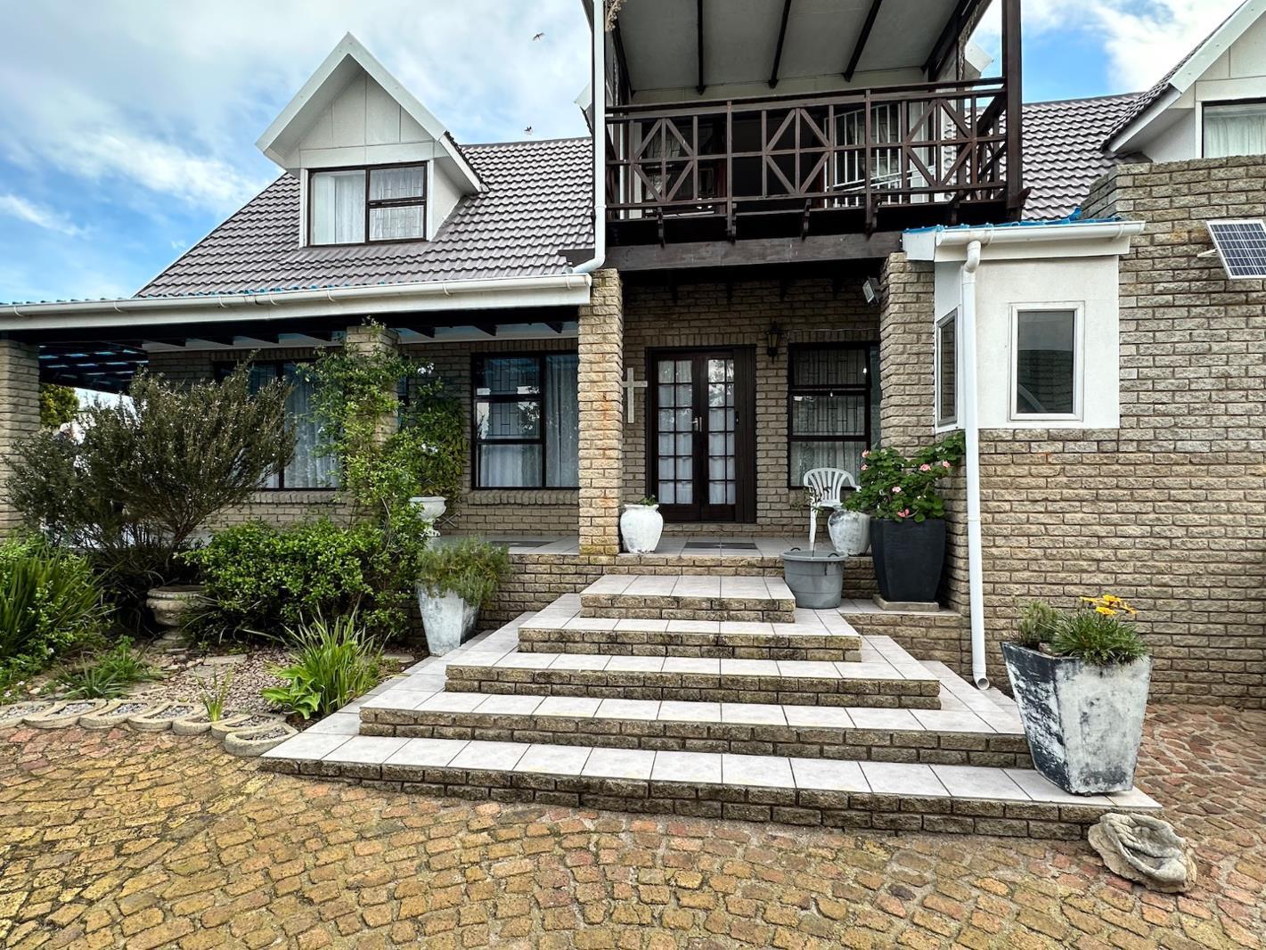 4 Bedroom House in Hartenbos Heuwels