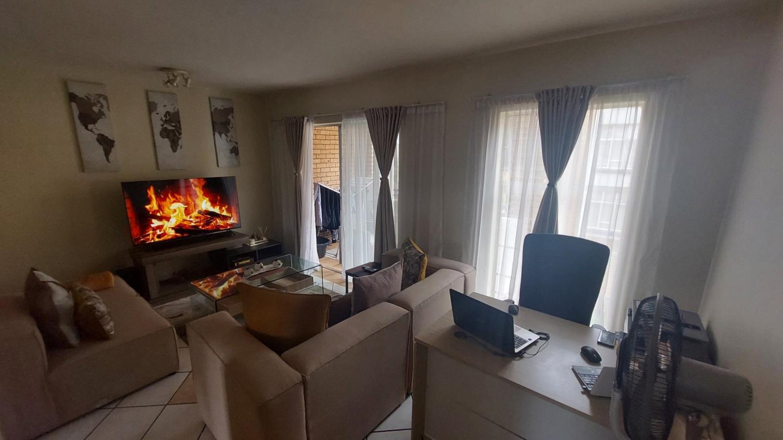 2 Bedroom Townhouse in Die Hoewes
