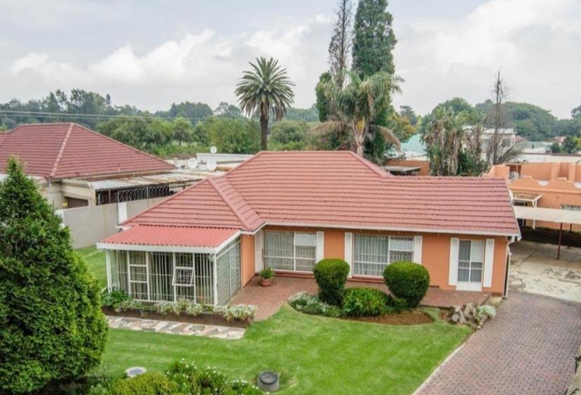 6 Bedroom House in Rewlatch