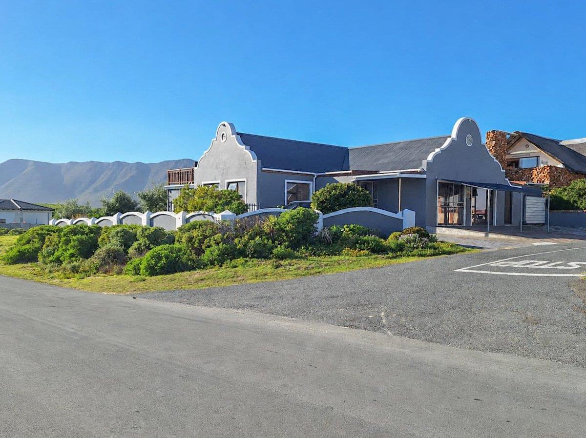 4 Bedroom House in Perlemoenbaai