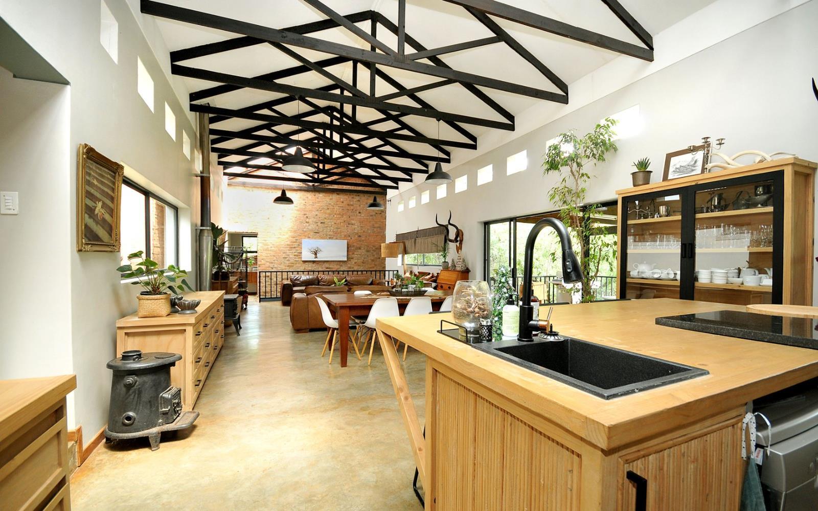 6 Bedroom House in Zwavelpoort AH