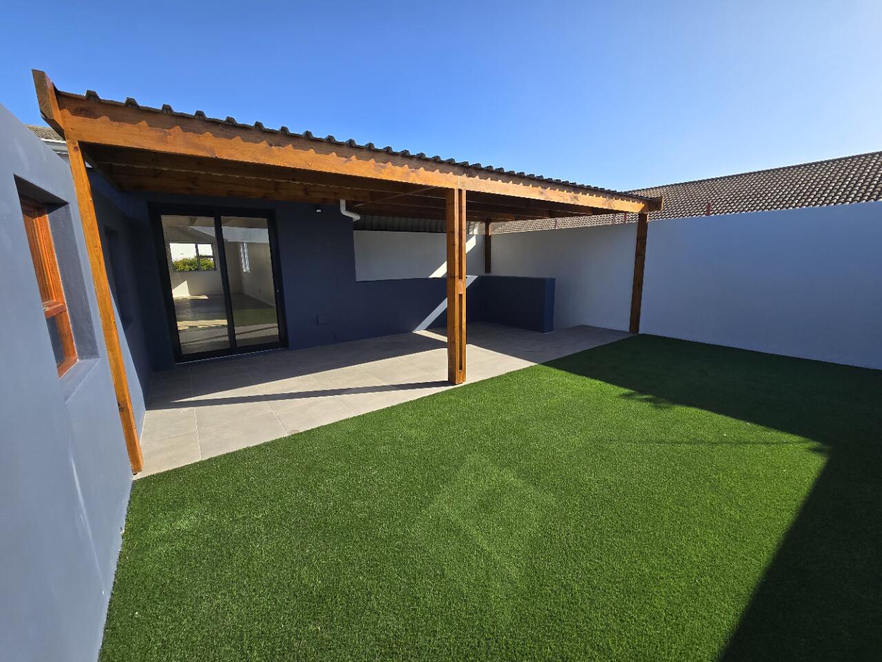 2 Bedroom Apartment in Bloubergstrand