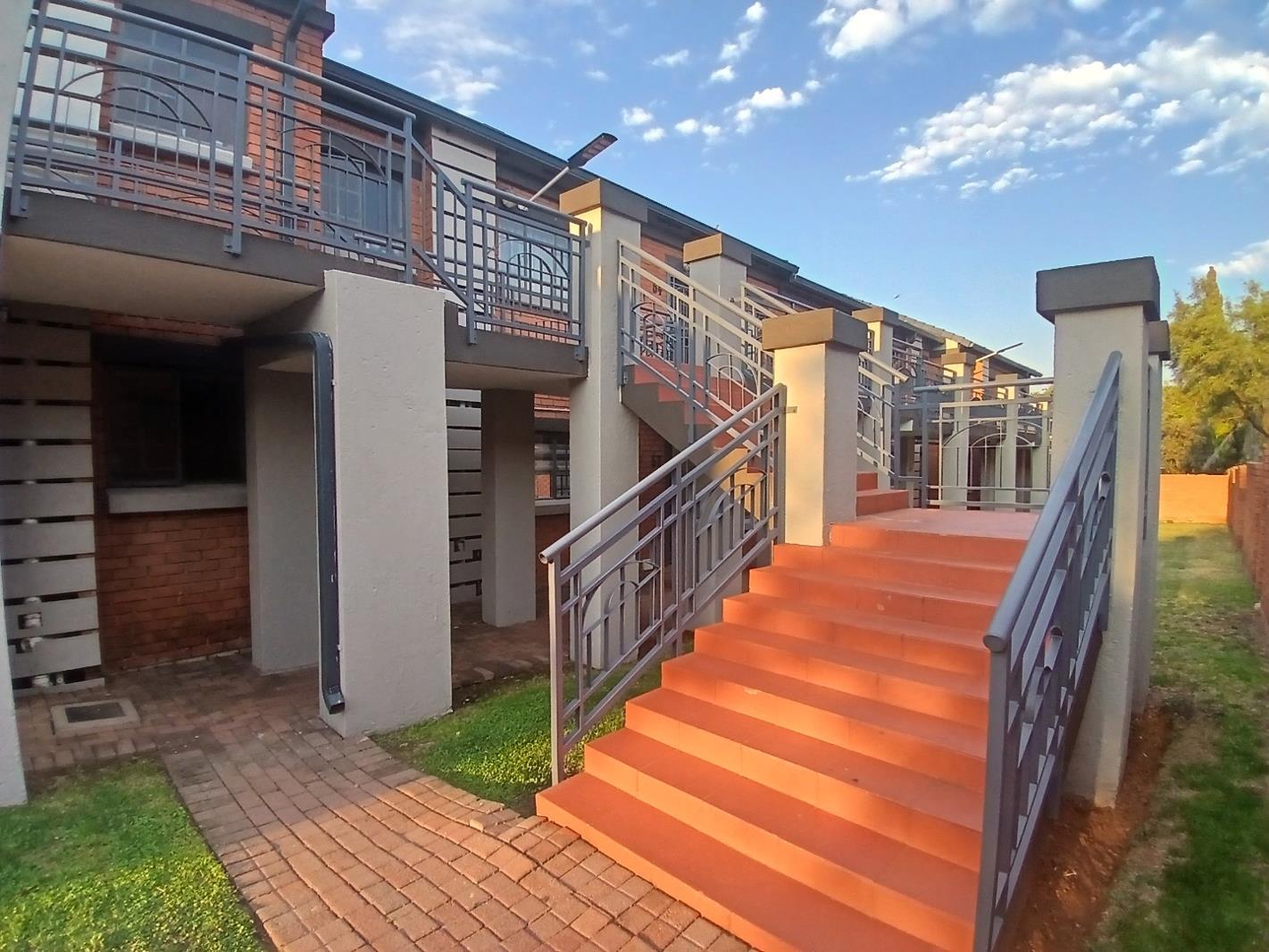 2 Bedroom Apartment in Mooikloof Ridge