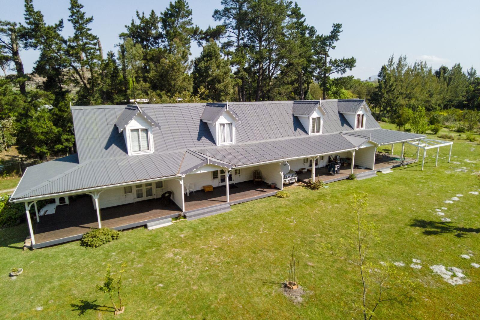 8 Bedroom House in Grabouw