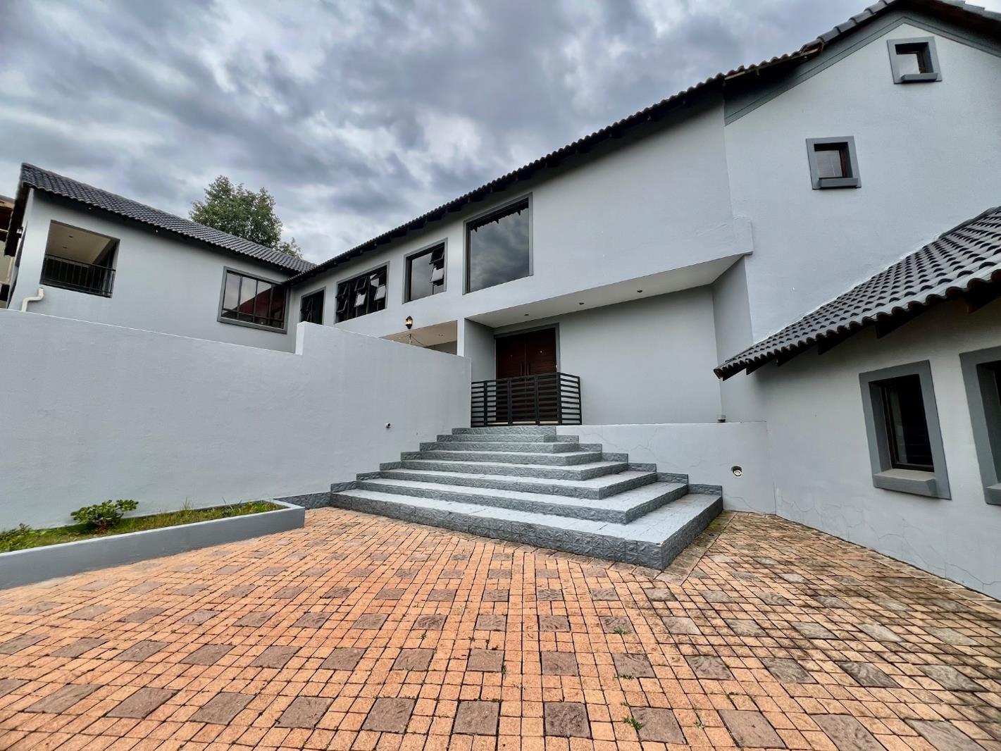 5 Bedroom House in Silver Lakes Golf Estate