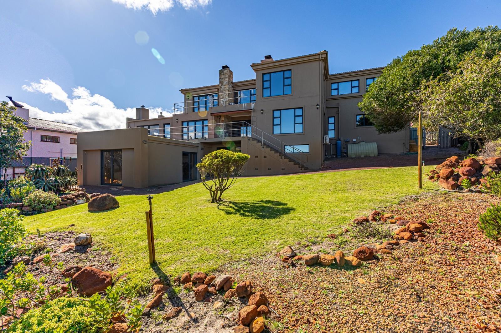 6 Bedroom House in Pringle Bay
