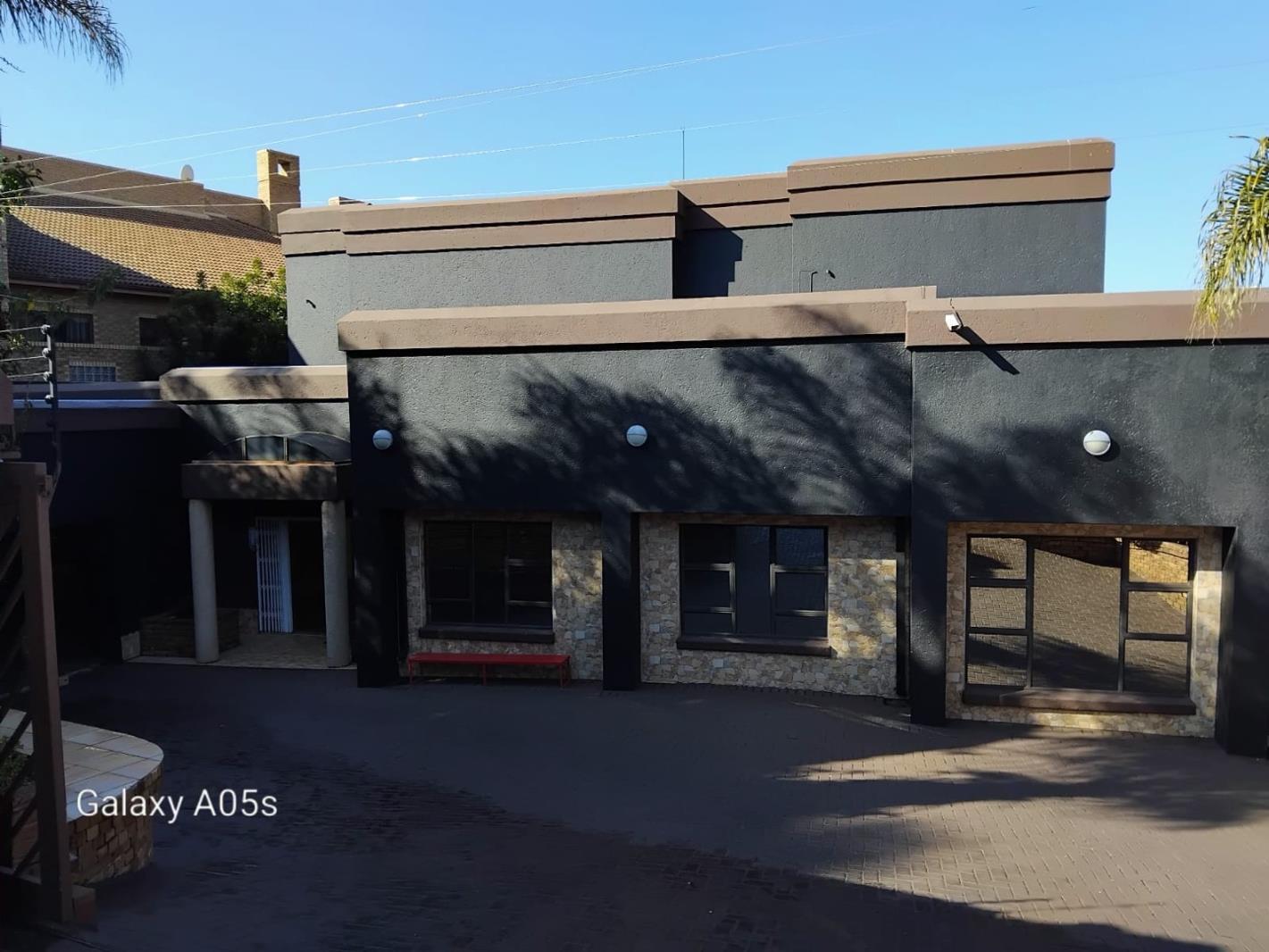 8 Bedroom House in Bassonia