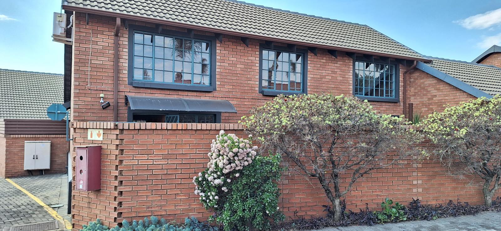 3 Bedroom Townhouse in Die Hoewes