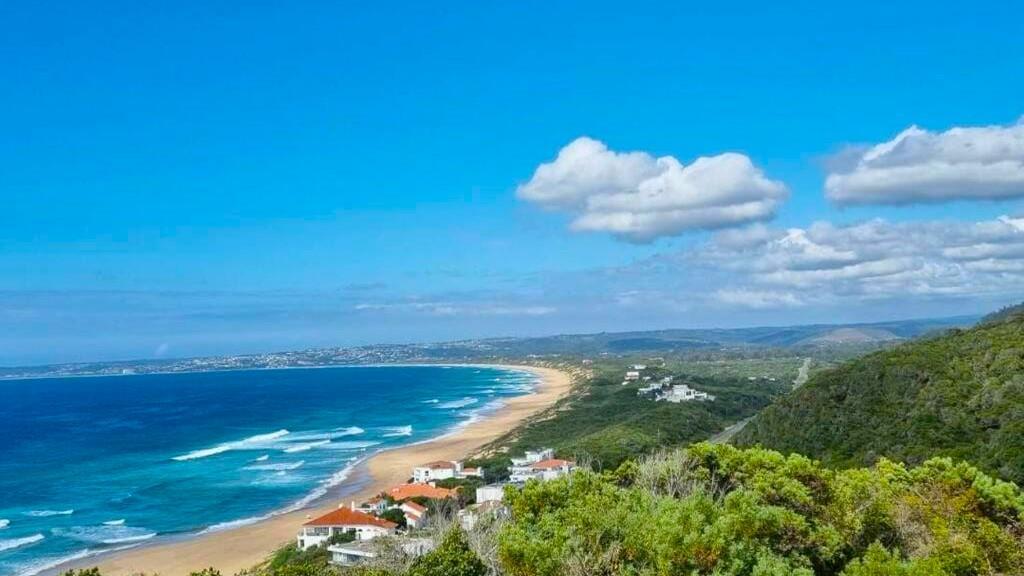 896 m² Land available in Keurboomstrand