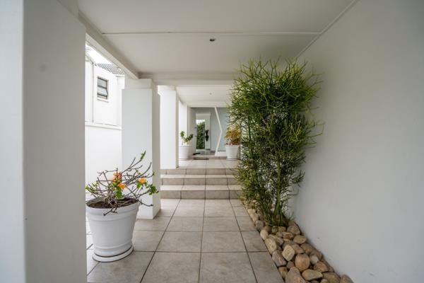6 Bedroom House in Royal Alfred Marina