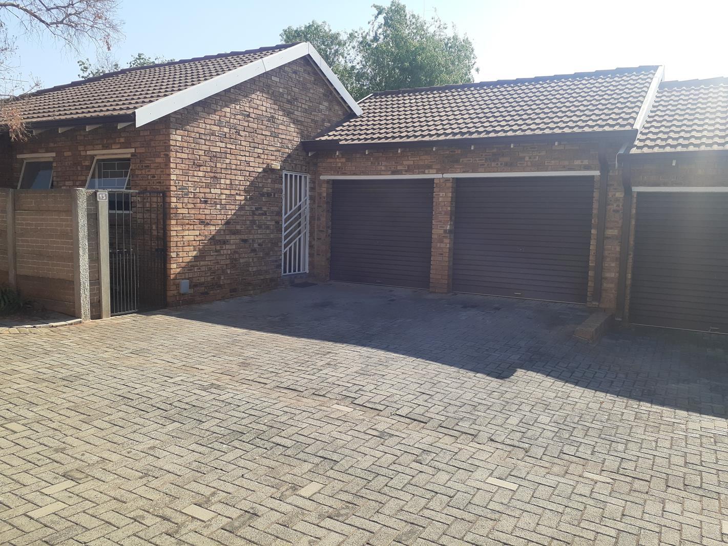 2 Bedroom Townhouse in Weltevreden Park