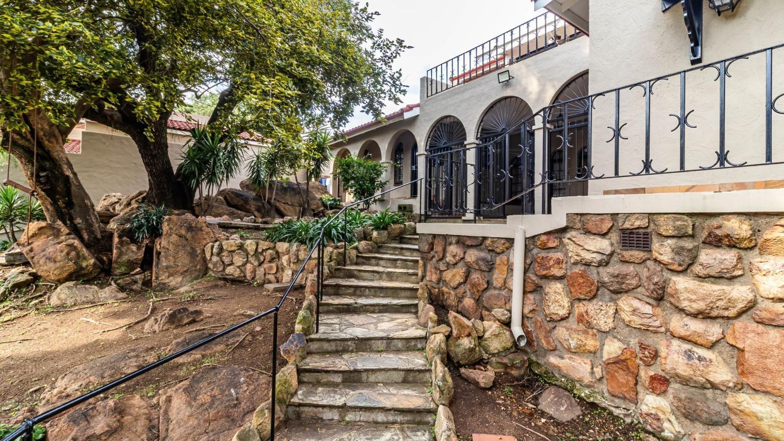 8 Bedroom House in Oakdene