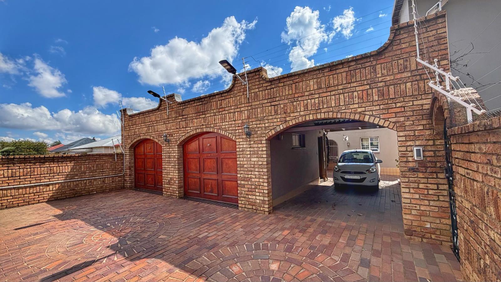 5 Bedroom House in The Hill