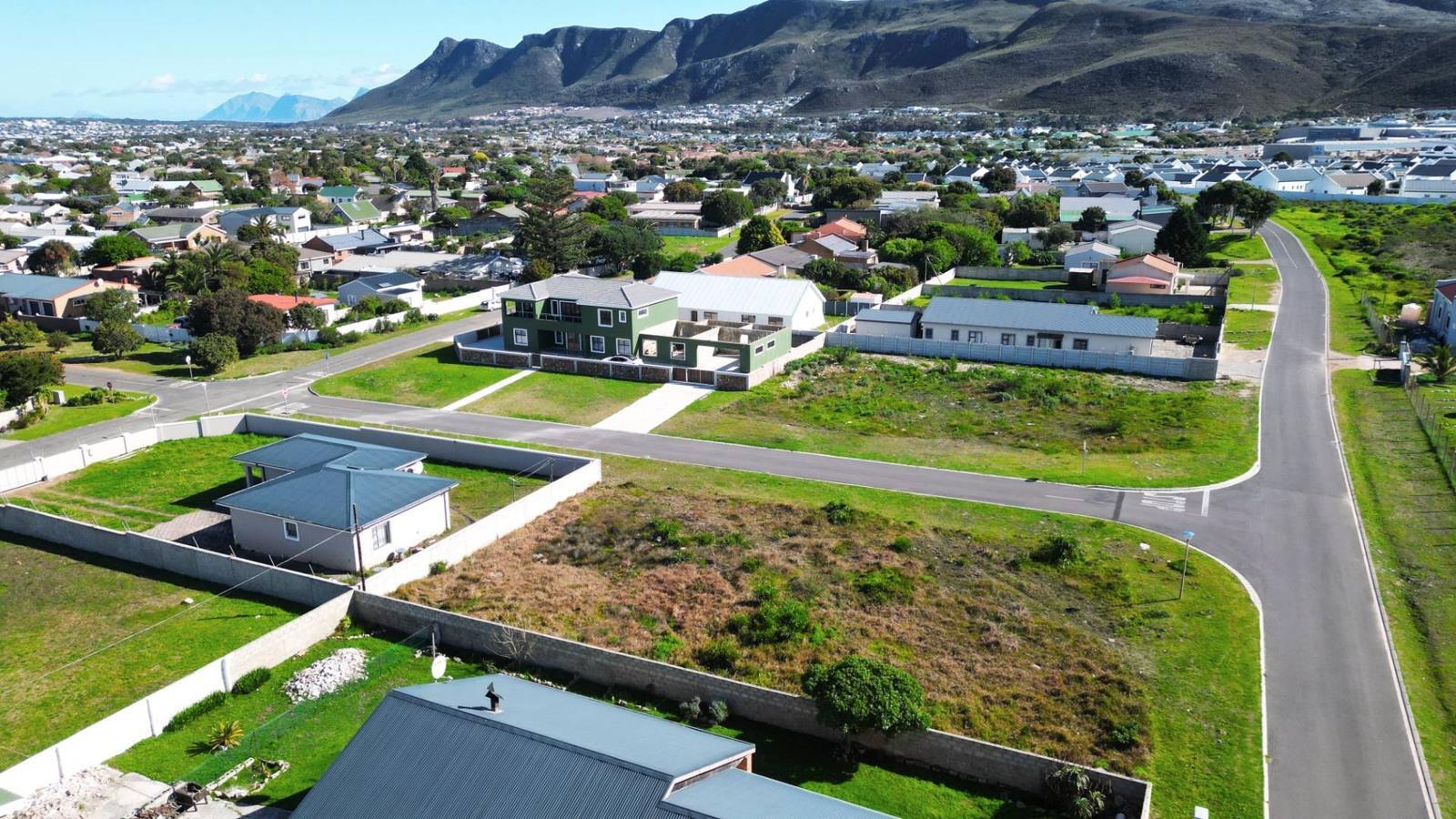 877 m² Land available in Sandbaai