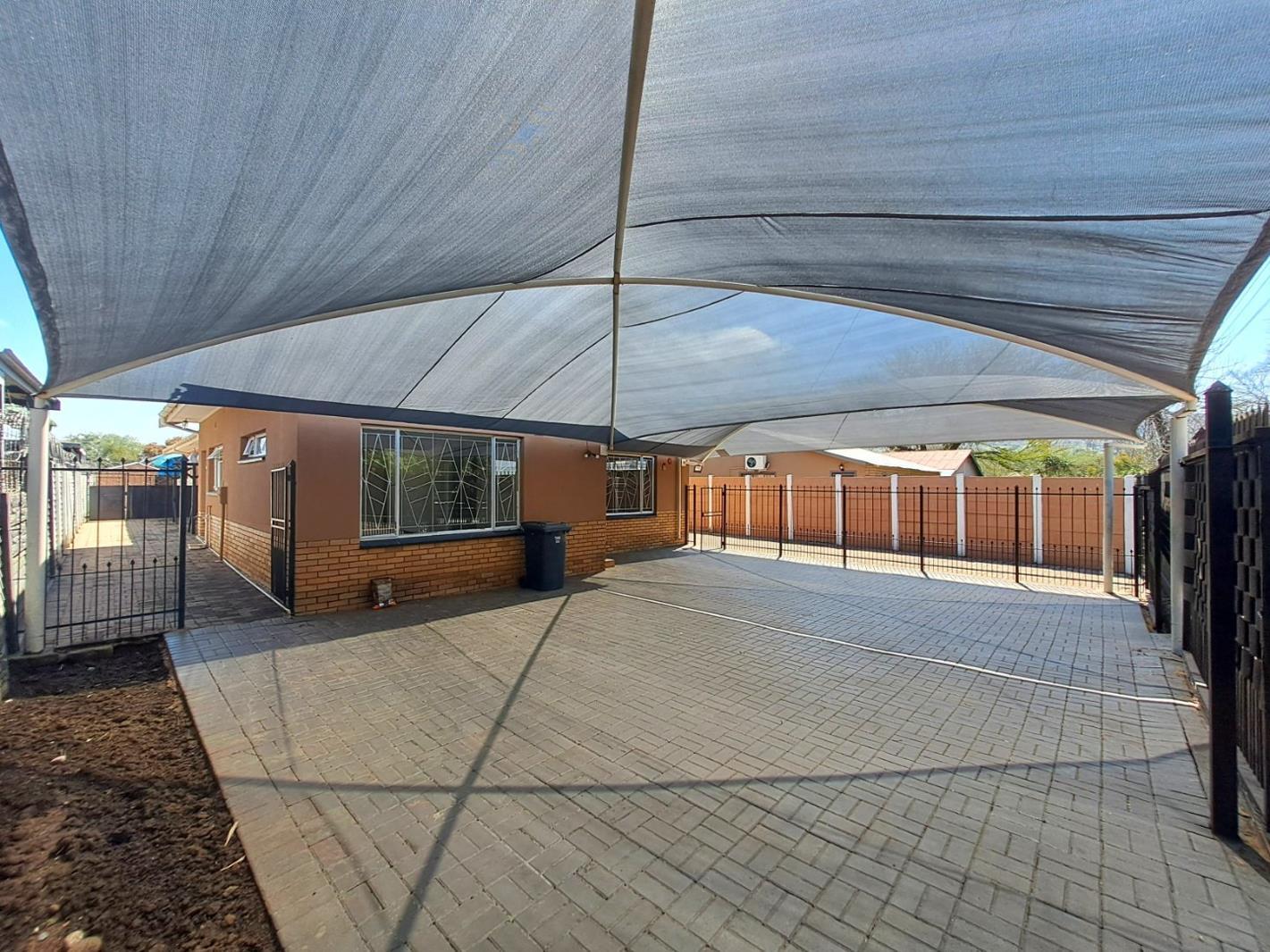 6 Bedroom House in Daspoort