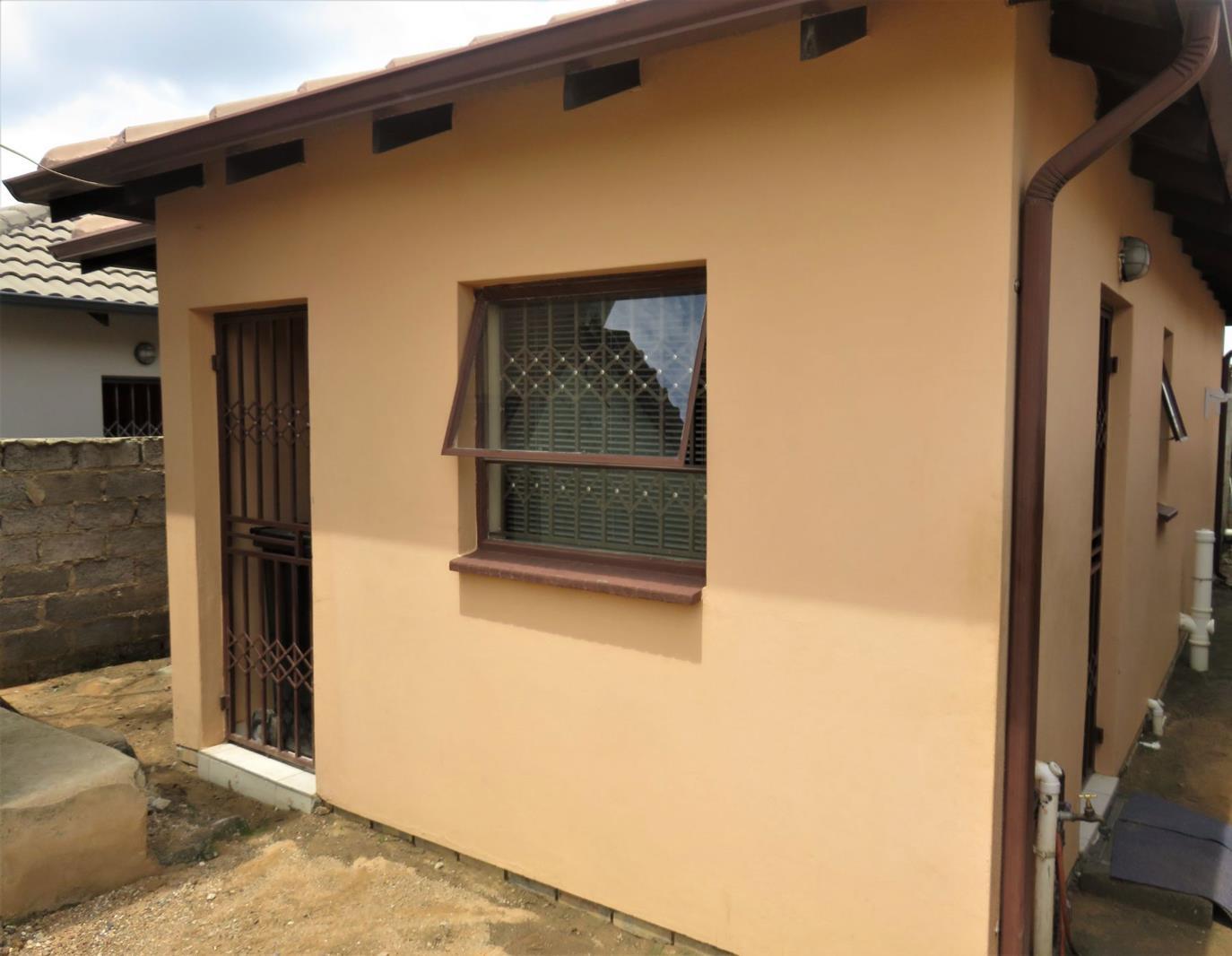 2 Bedroom House in Clayville