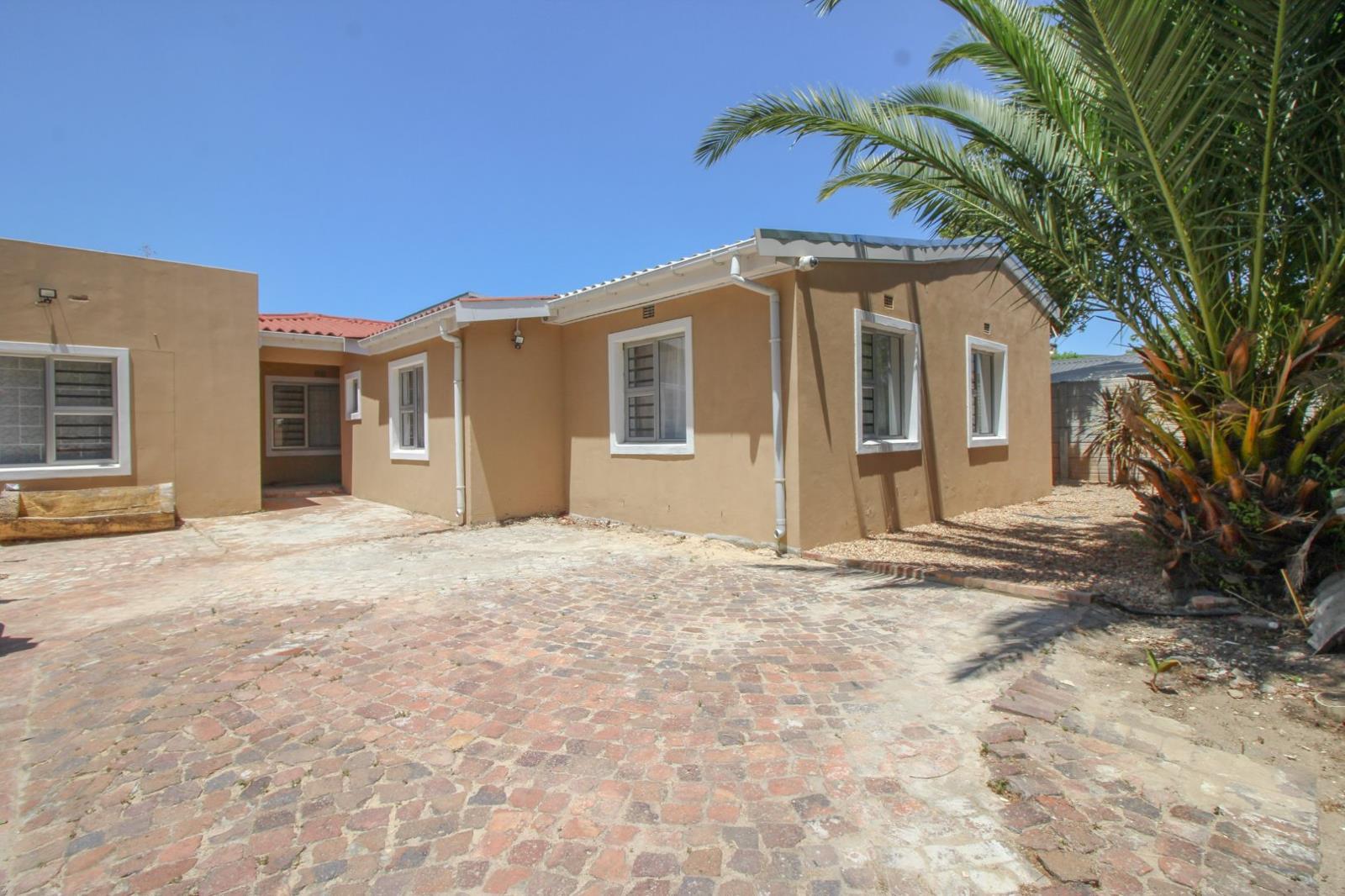 9 Bedroom House in La Colline