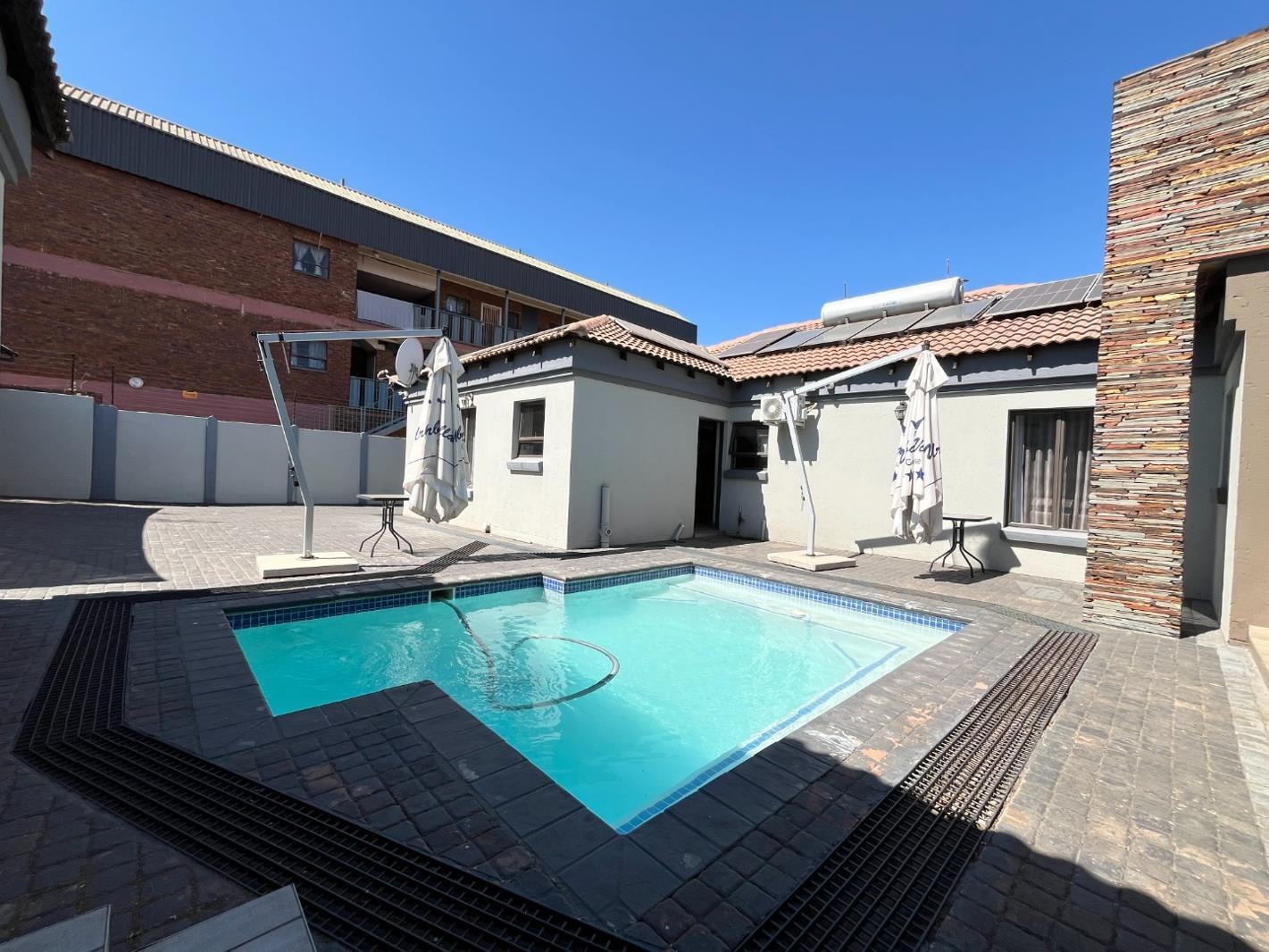 9 Bedroom House in Silverton