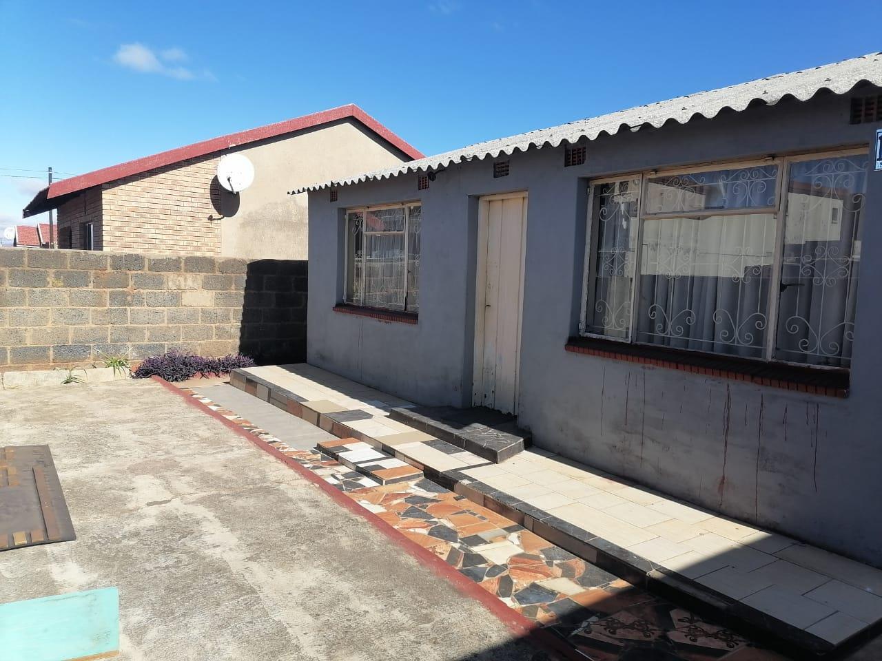 2 Bedroom House in Senaoane