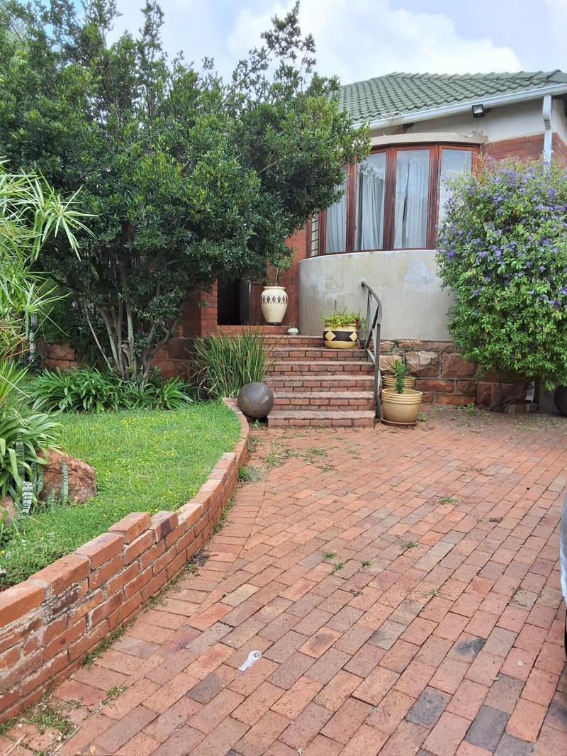 3 Bedroom House in Kensington