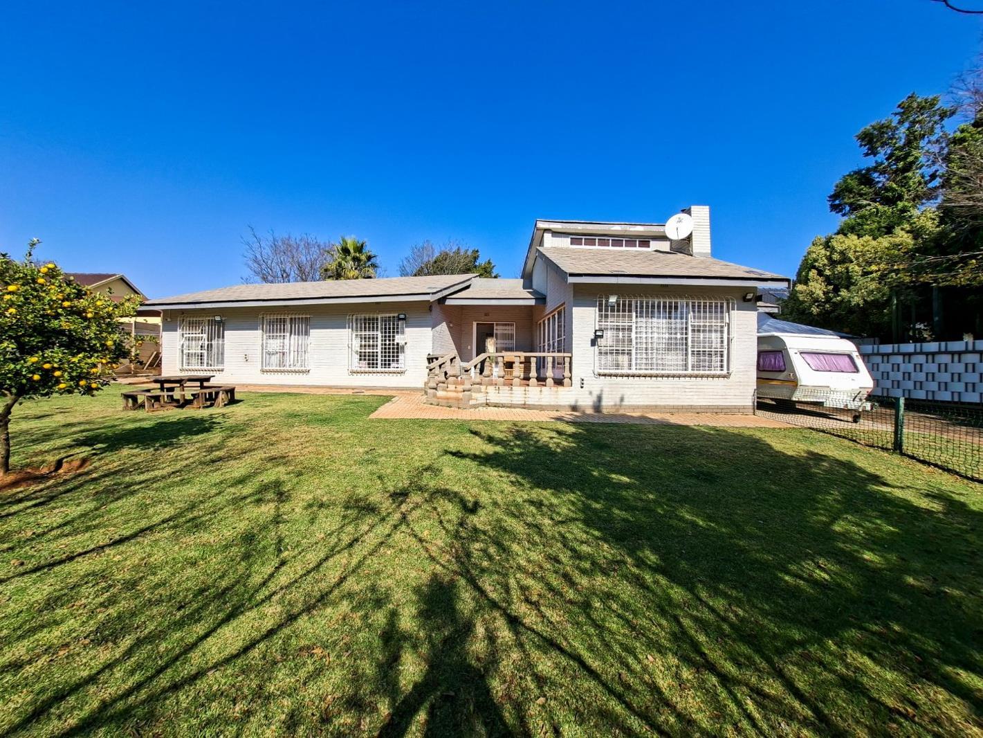 4 Bedroom House in Noordheuwel