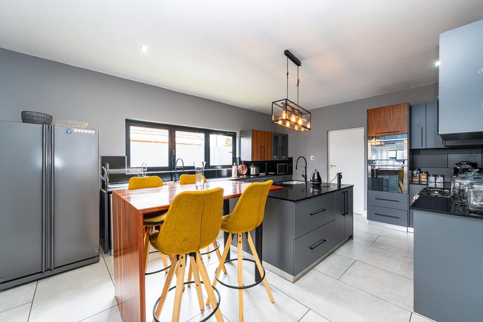 6 Bedroom House in Fleurhof