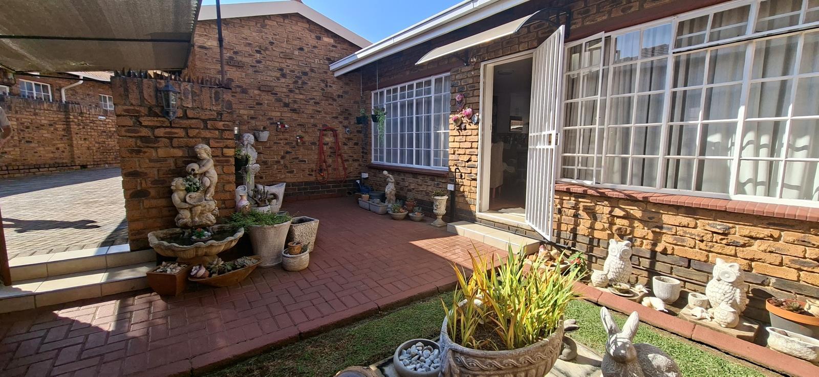 2 Bedroom Townhouse in Krugersdorp North