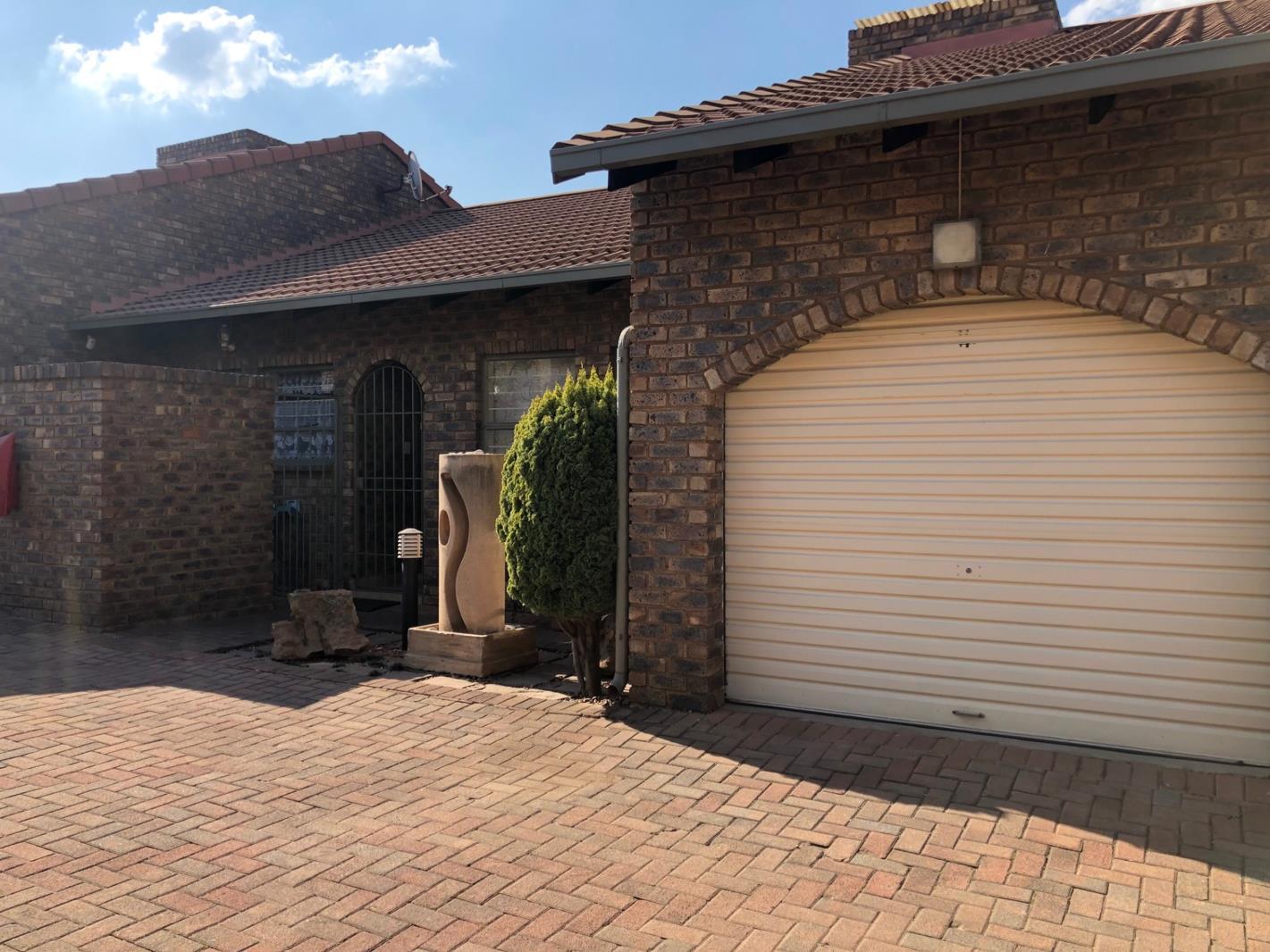 3 Bedroom Townhouse in Dalpark Ext 1